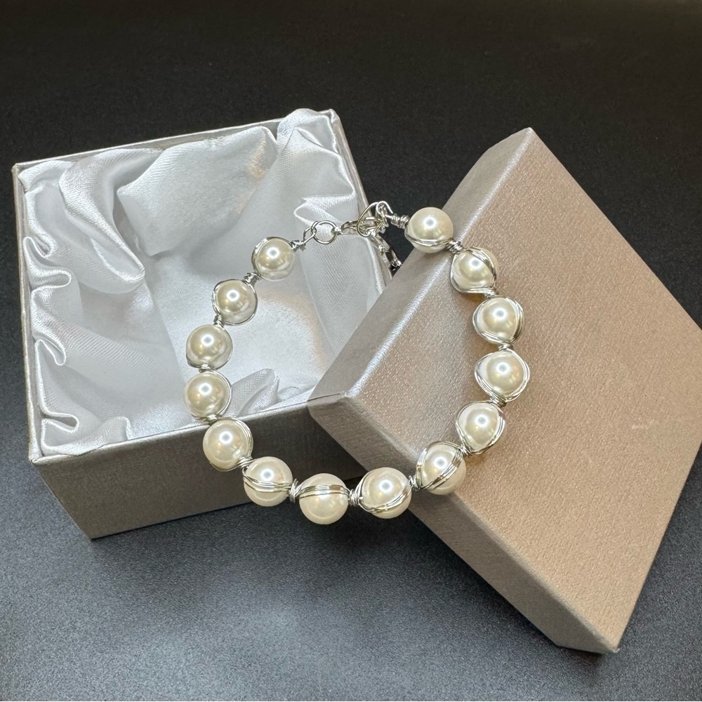 White Shell Pearl Bracelet (7.00-9.00ln) in Silvertone